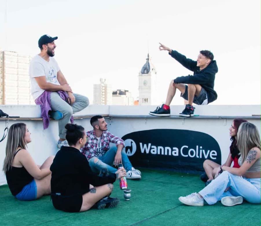 Comunidad de Wanna Colive compartiendo unos mates en la terraza